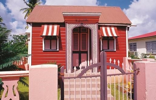 Karibisches Flair: Buntes Haus in Barbados