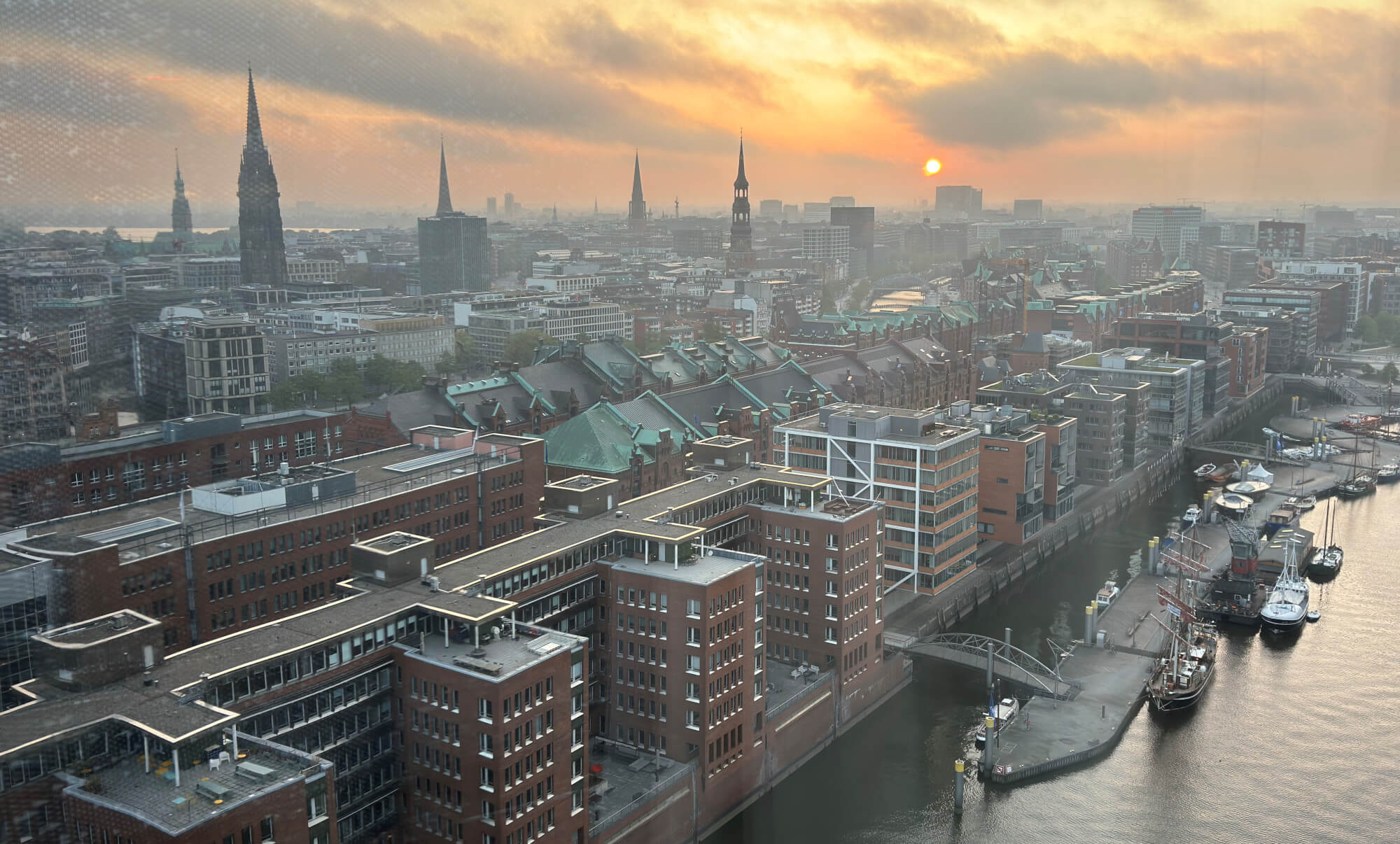 Hamburg Sonnenutnergang Sandtorhafen 1