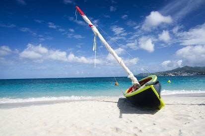 Segelboot am Strand Carriacou Karibik