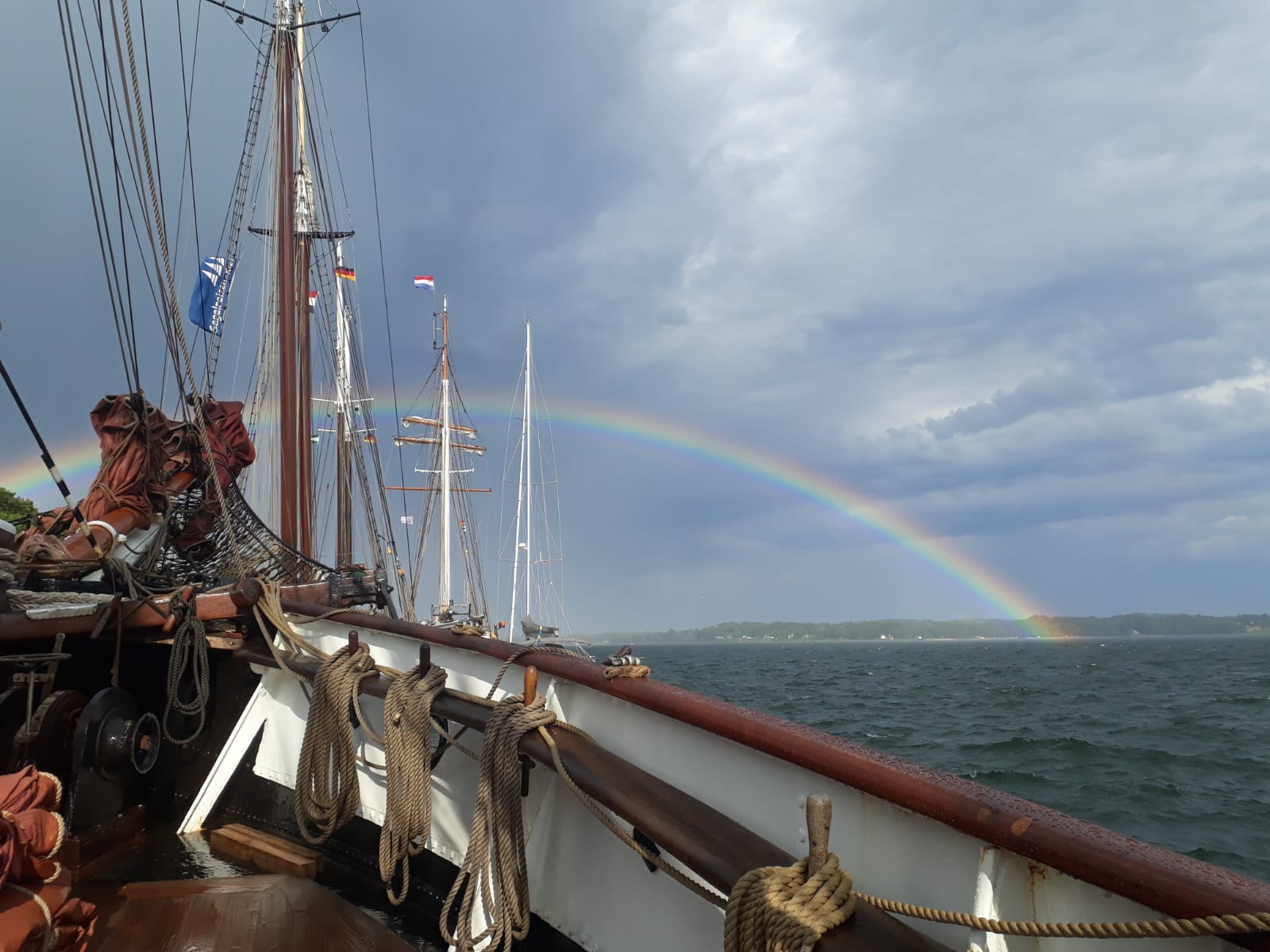 Regenbogen über einem Segelschiff auf der Nordsee