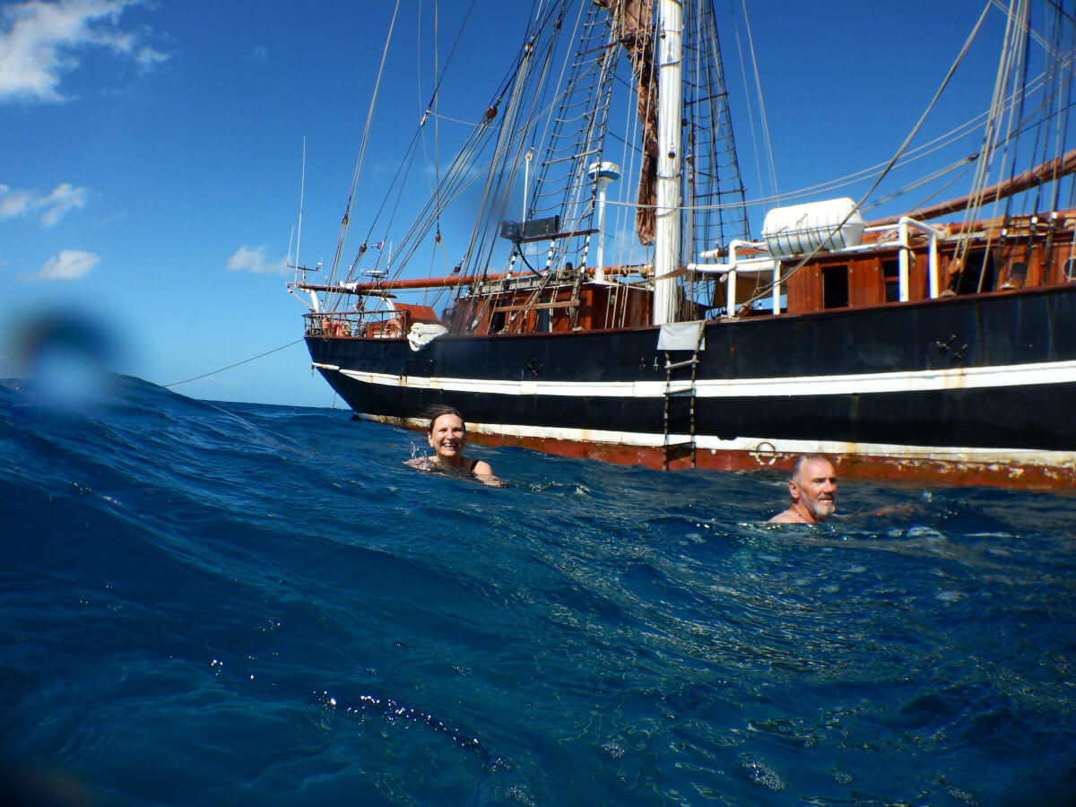 Blauwassersegeln, Schwimmen im Meer vor einem Segelschiff