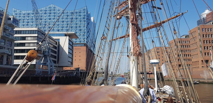 Hamburg Elbphilharmonie Sandtorhafen mit Segelschiff