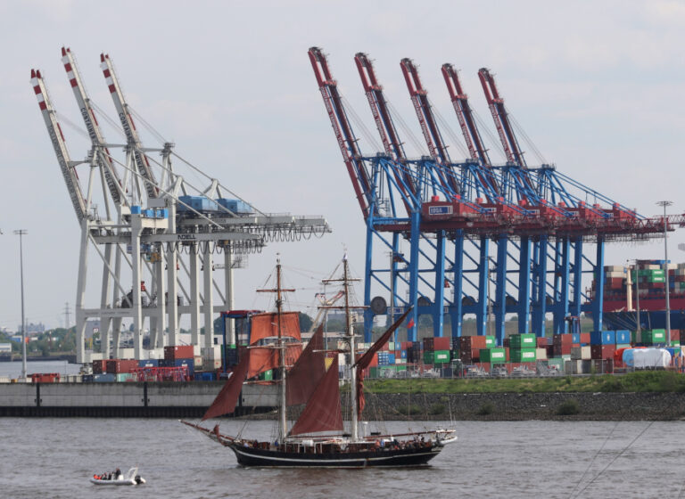 Hamburg Containerbrücken Burchardkai Elbe