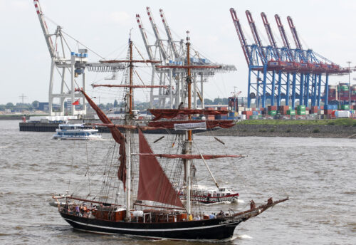 Hamburger Hafengeburtstag Tagesfahrt auf der Elbe Containerterminal Hamburg