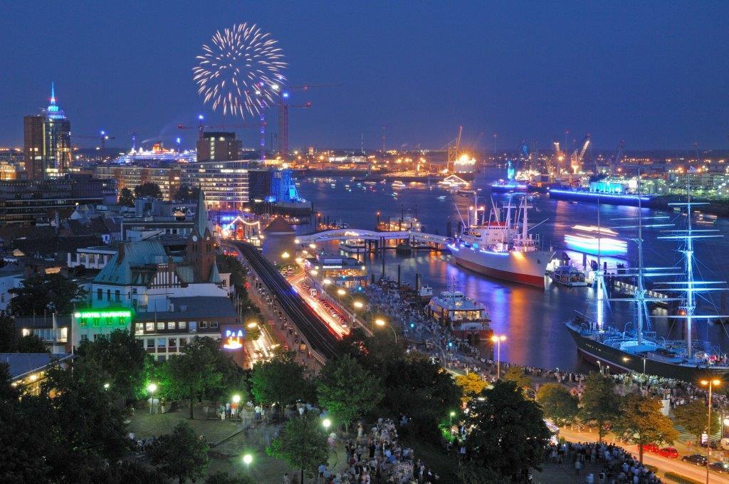 Hamburg harbour birthday: Evening trip to the fireworks